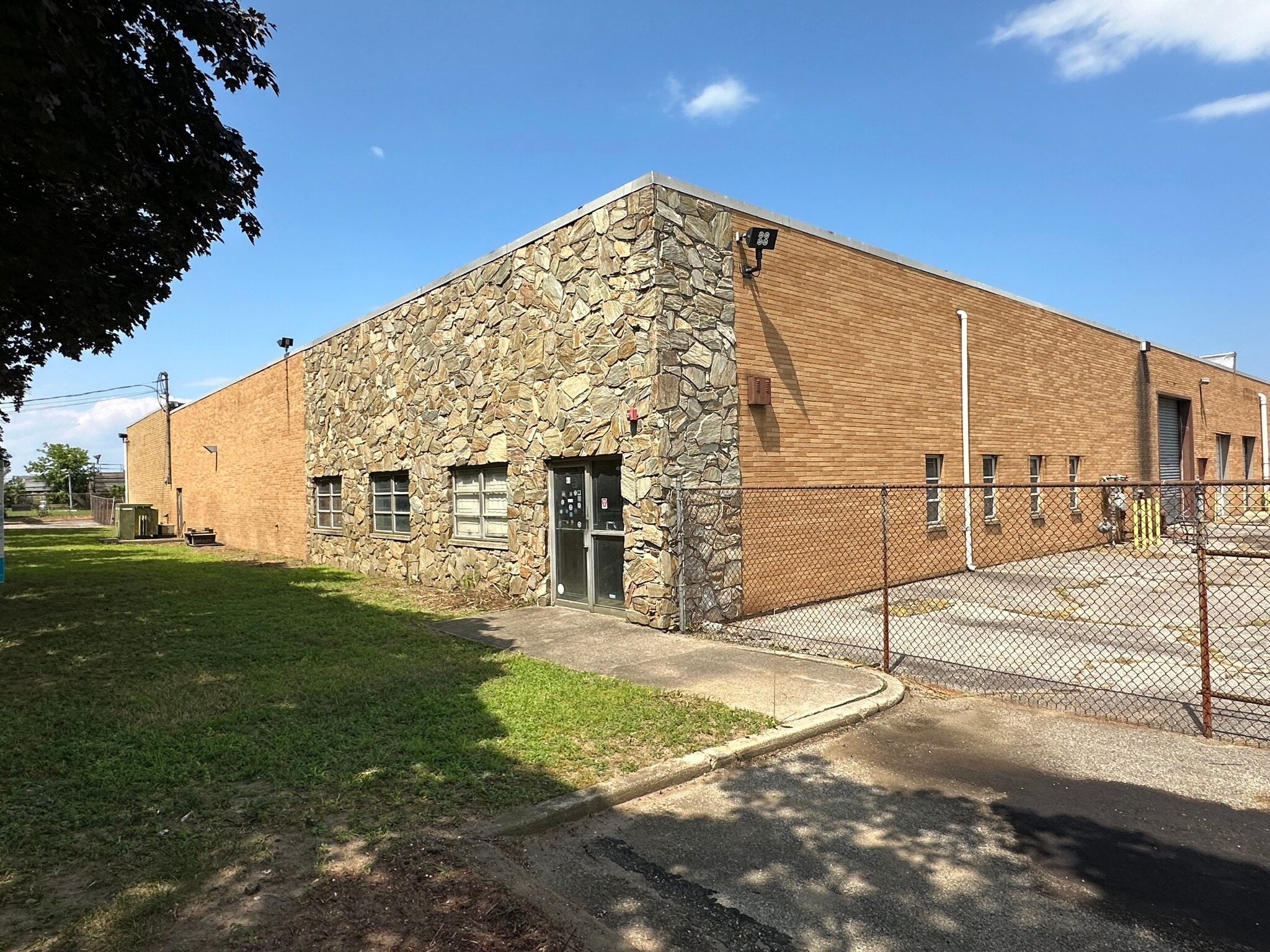47-49 Jersey St, Babylon, NY à louer Photo de l’immeuble– Image 1 sur 6