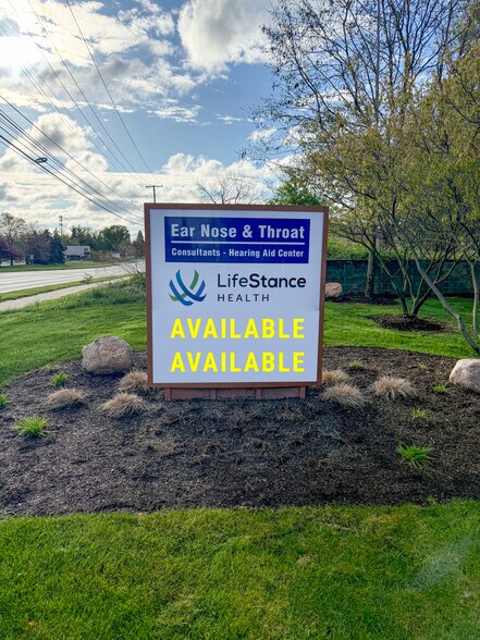 44725 Grand River Ave, Novi, MI à louer - Photo de l’immeuble – Image 3 sur 11