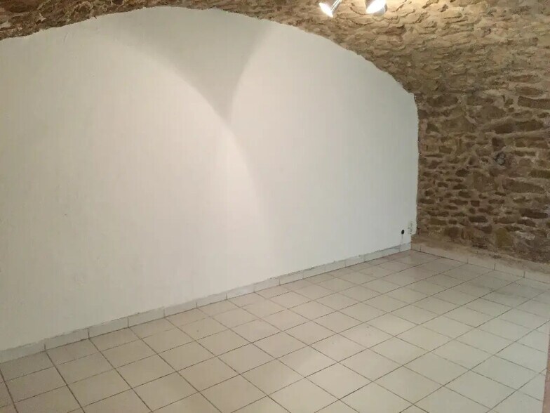 Local commercial dans Lambesc à louer - Photo de l’immeuble – Image 3 sur 3