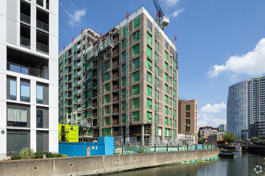 12 Marshgate Ln, Londres à louer - Photo de l’immeuble – Image 3 sur 4