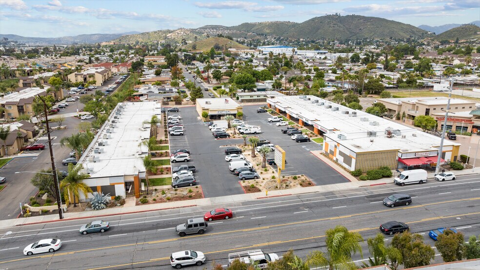 540-598 Broadway, El Cajon, CA à louer - Photo de l’immeuble – Image 1 sur 2