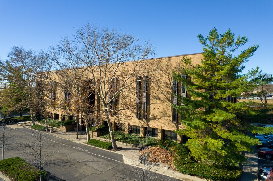 921 Chatham Ln, Columbus, OH à vendre - Photo de l’immeuble – Image 1 sur 27
