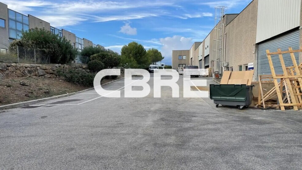 Local d’activités dans à louer - Photo de l’immeuble – Image 1 sur 11