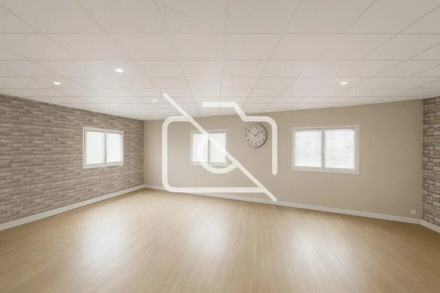 Industriel/Logistique dans Crosne à vendre - Photo de l’immeuble – Image 3 sur 3