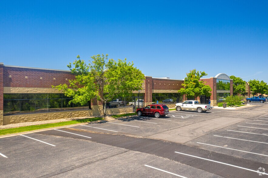 2770 Blue Water Rd, Eagan, MN à vendre - Photo de l’immeuble – Image 1 sur 7
