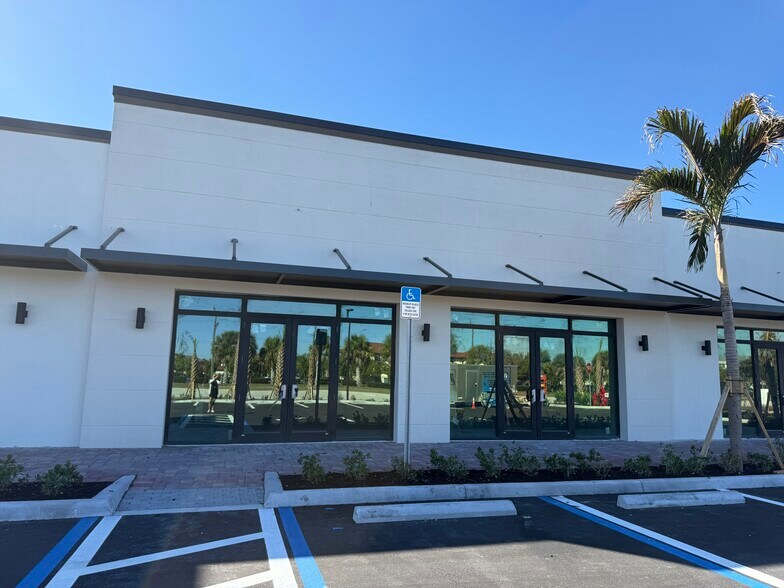 9985 Estero Oaks Dr, Fort Myers, FL à louer - Photo de l’immeuble – Image 3 sur 8