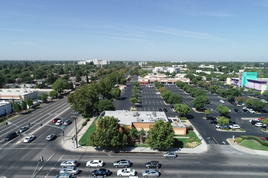 7007 N Cedar Ave, Fresno, CA à louer - Aérien – Image 3 sur 10