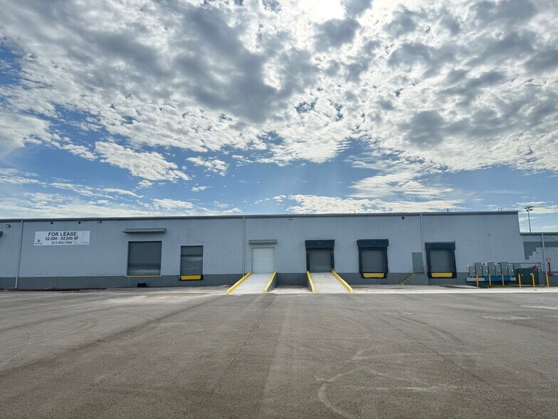 3900 W Coachman Ave, Tampa, FL à louer - Photo de l’immeuble – Image 2 sur 24