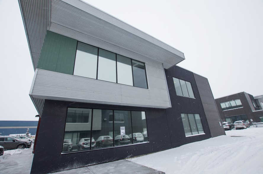 7327 Roper Rd NW, Edmonton, AB à louer - Photo principale – Image 1 sur 3