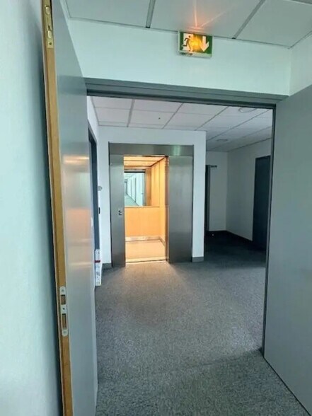 Bureau dans Plaisir à louer - Photo de l’immeuble – Image 2 sur 7