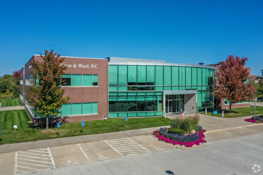 6601 Westown Pky, West Des Moines, IA à vendre - Photo principale – Image 1 sur 11