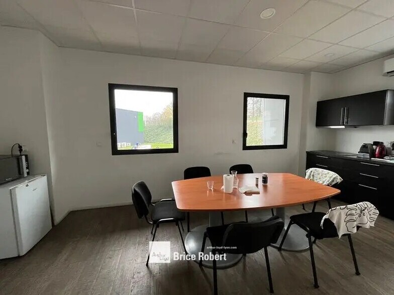 Local d’activités dans Vénissieux à louer - Photo de l’immeuble – Image 2 sur 7