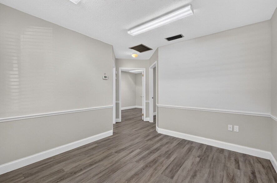 421 Montgomery Rd, Altamonte Springs, FL à louer - Photo de l’immeuble – Image 3 sur 12