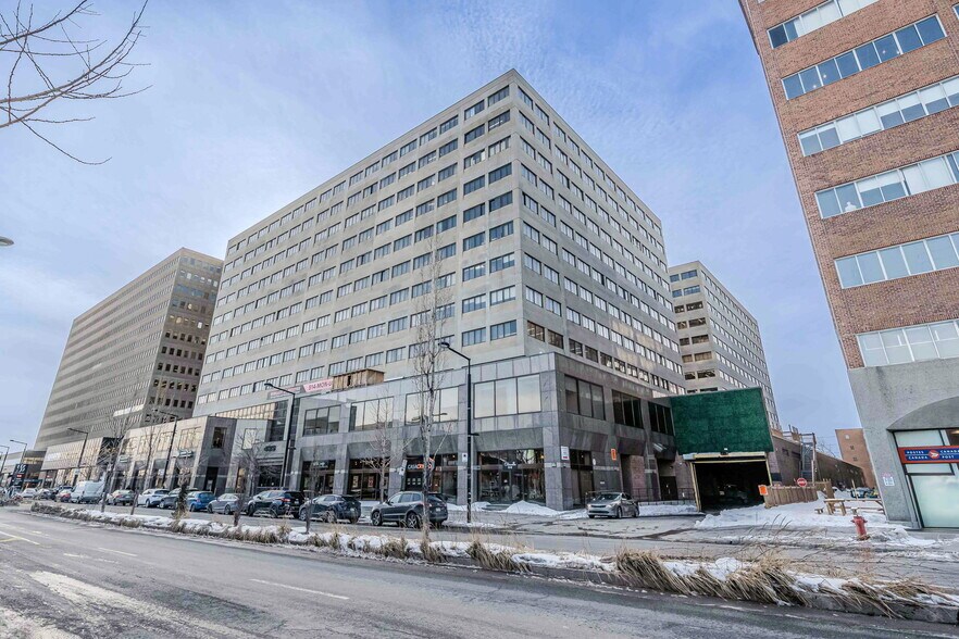 433 Rue Chabanel O, Montréal, QC à louer - Photo de l’immeuble – Image 2 sur 7