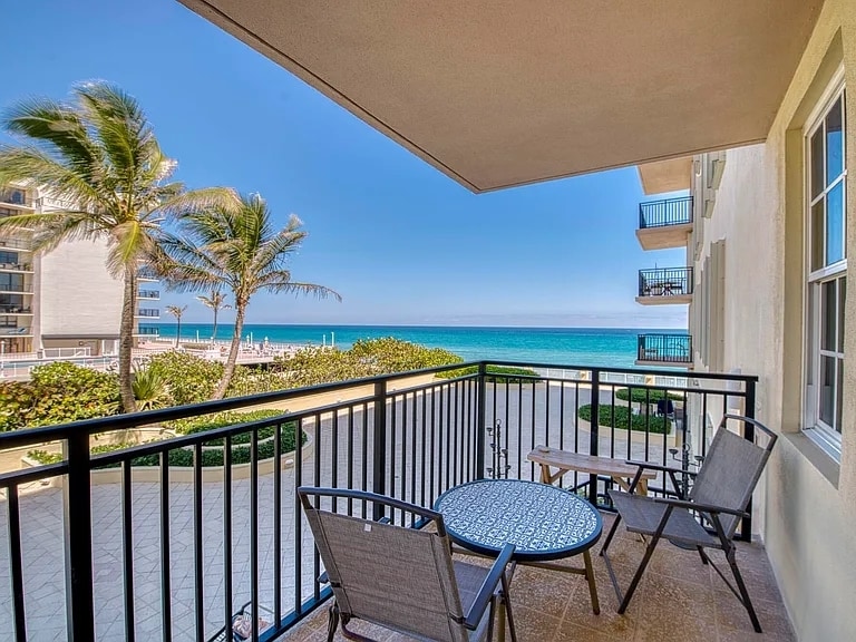 3475 S Ocean Blvd, Palm Beach, FL 33480 - Lot 210 -  - Photo intérieure - Image 1 of 16