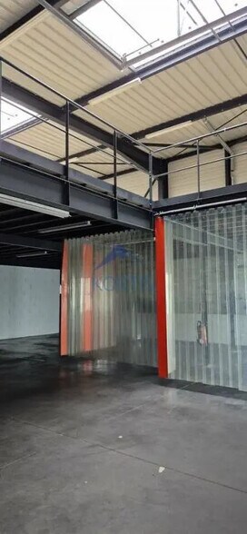 Local d’activités dans Vaulx-en-Velin à louer - Photo de l’immeuble – Image 2 sur 6