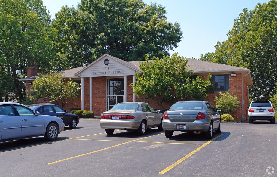 771 Neeb Rd, Cincinnati, OH à louer - Photo de l’immeuble – Image 3 sur 32