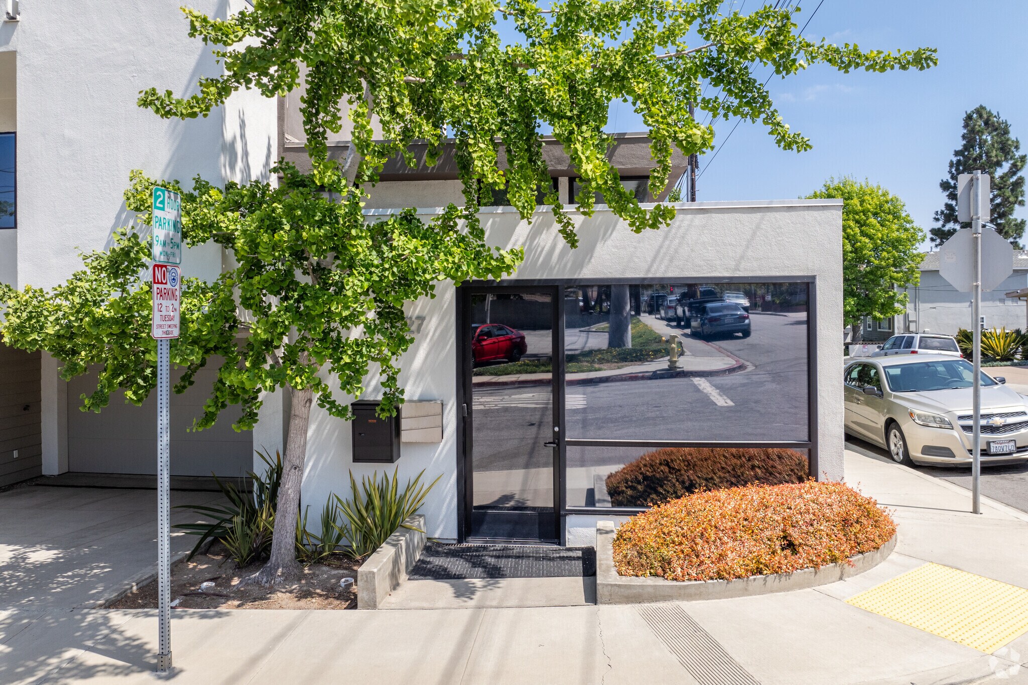 627 Aviation Way, Manhattan Beach, CA à louer Photo de l’immeuble– Image 1 sur 16
