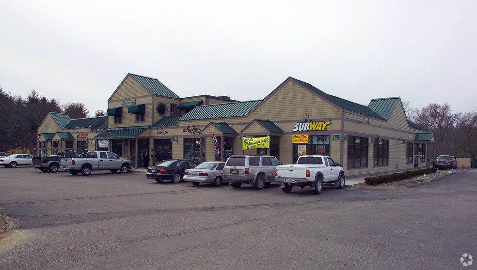 561-567 S County Trl, Exeter, RI à louer - Photo de l’immeuble – Image 3 sur 3