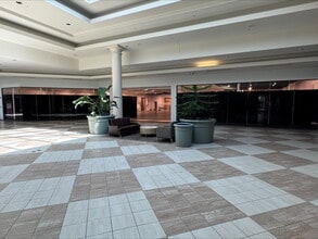 2000 N Neil St, Champaign, IL à louer Photo intérieure– Image 2 sur 2