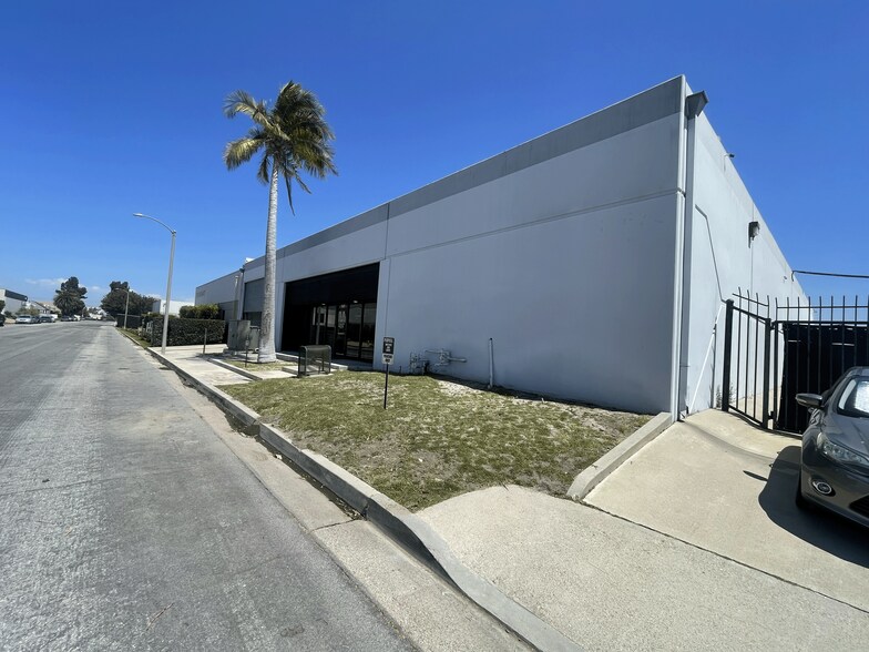 15672 Chemical Ln, Huntington Beach, CA à vendre - Photo de l’immeuble – Image 2 sur 2