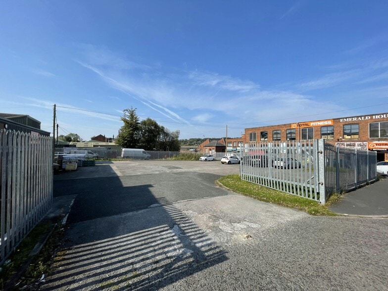 115 Huddersfield Rd, Oldham à louer - Photo de l’immeuble – Image 2 sur 11