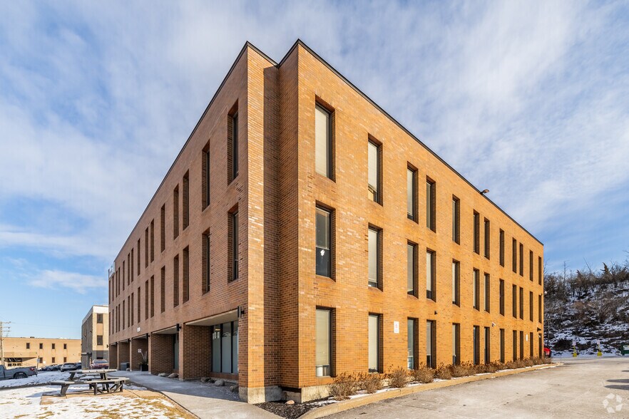 1750 Courtwood Cres, Ottawa, ON à louer - Photo de l’immeuble – Image 2 sur 4