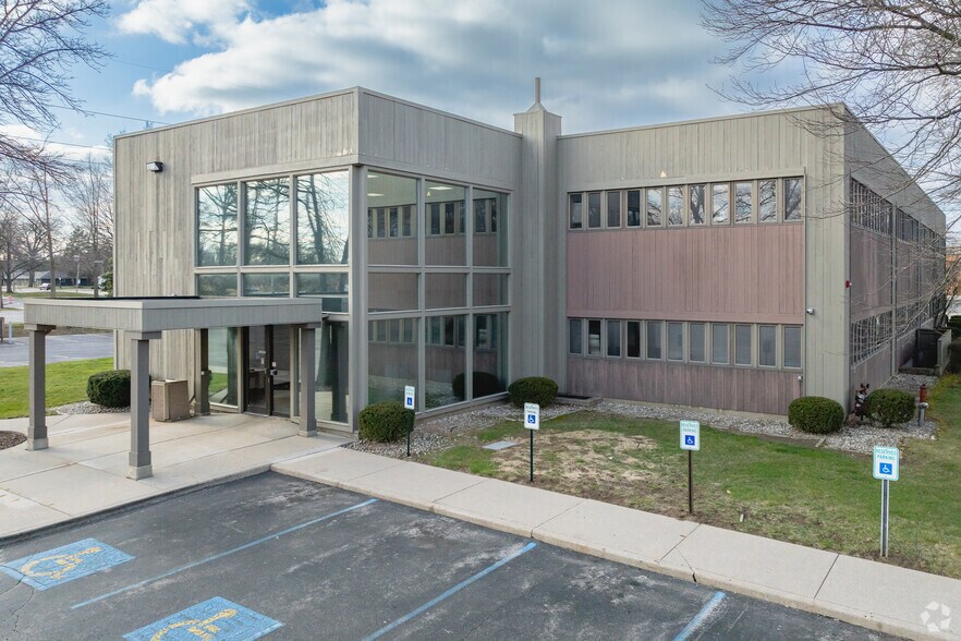 3949 Sunforest Ct, Toledo, OH à louer - Photo de l’immeuble – Image 2 sur 8