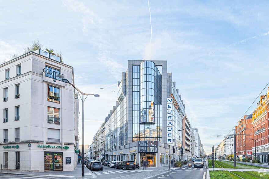 9 Boulevard Gouvion-Saint-Cyr, Paris à louer - Photo de l’immeuble – Image 1 sur 3