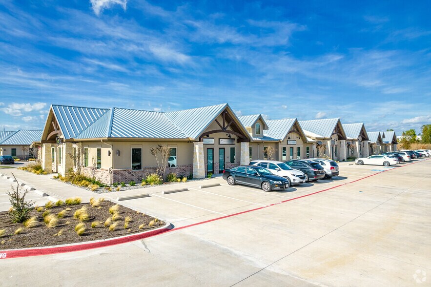 4645 Avon Ln, Frisco, TX à louer - Photo de l’immeuble – Image 3 sur 6