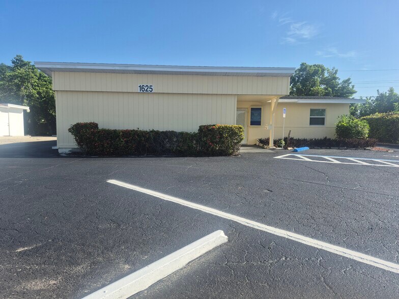 1625 Colonial Blvd, Fort Myers, FL à vendre - Photo de l’immeuble – Image 3 sur 18