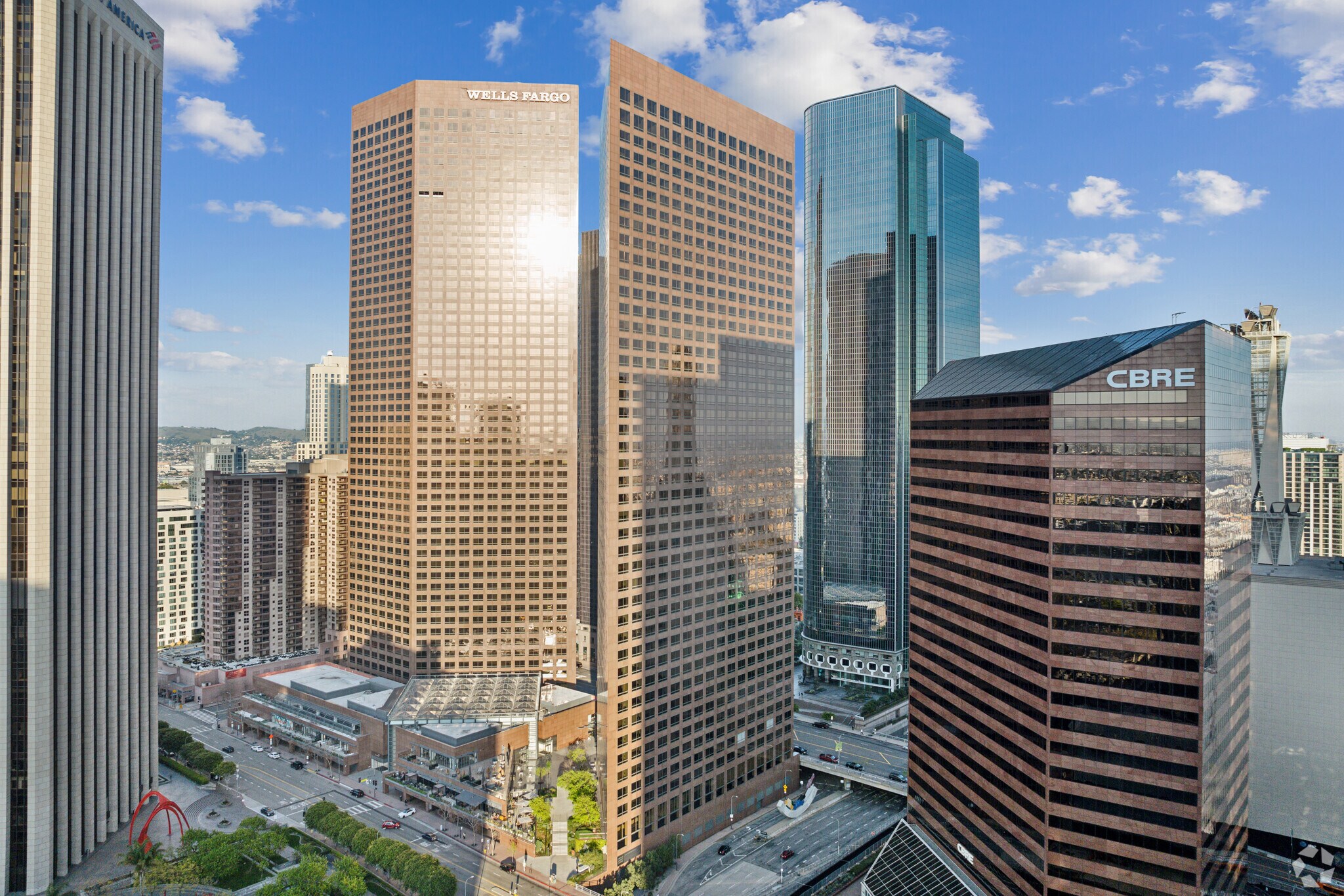 355 S Grand Ave, Los Angeles, CA à louer Photo de l’immeuble– Image 1 sur 2