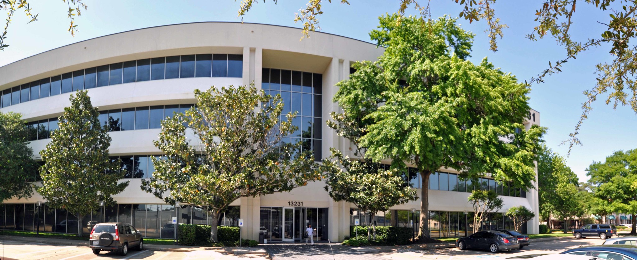 13231 Champion Forest Dr, Houston, TX à louer Photo de l’immeuble– Image 1 sur 9