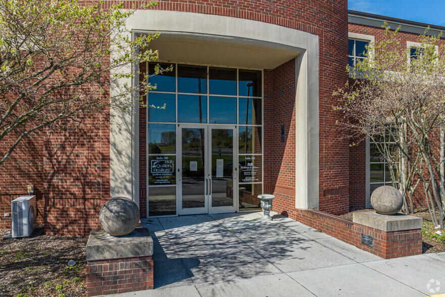 2060 Fort Henry Dr, Kingsport, TN à louer - Photo de l’immeuble – Image 3 sur 5