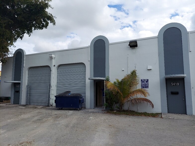 5401-5423 NW 74th Ave, Miami, FL à louer - Photo de l’immeuble – Image 2 sur 6