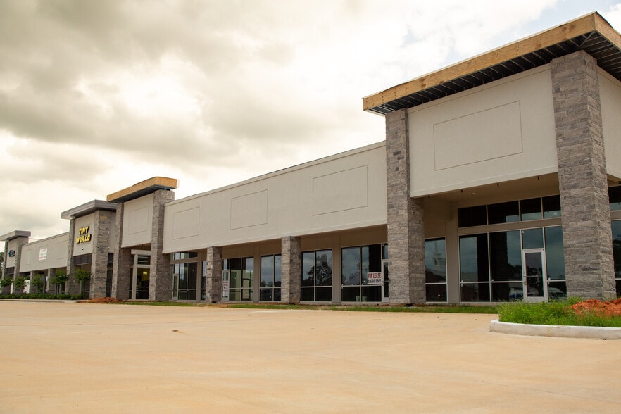 680 N FM 3083 Rd W, Conroe, TX à louer - Photo de l’immeuble – Image 3 sur 16