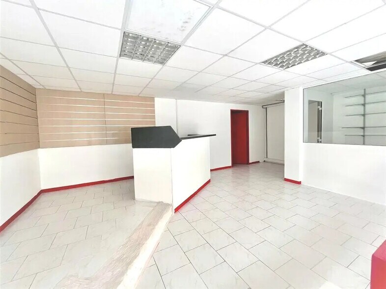 Local commercial dans CANNES-LA-BOCCA à louer - Photo de l’immeuble – Image 3 sur 7