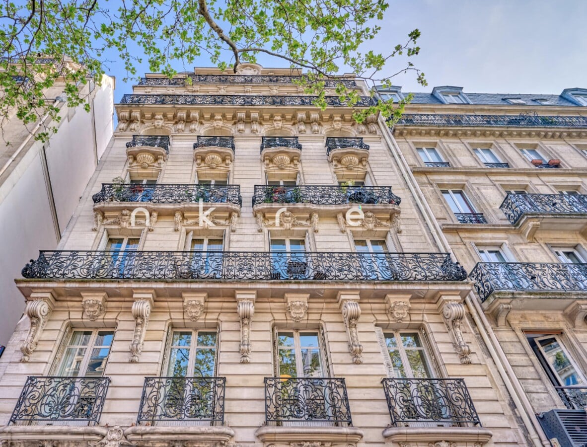 Paris, PAR 75006 -  -  - Photo intérieure - Image 1 of 16