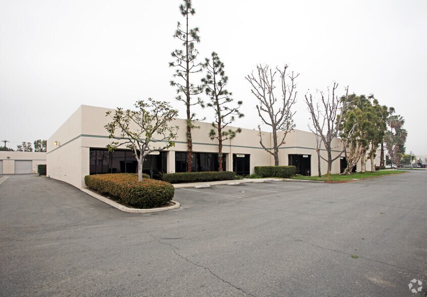 8541 Wellsford Rd, Santa Fe Springs, CA à louer - Photo de l’immeuble – Image 3 sur 3