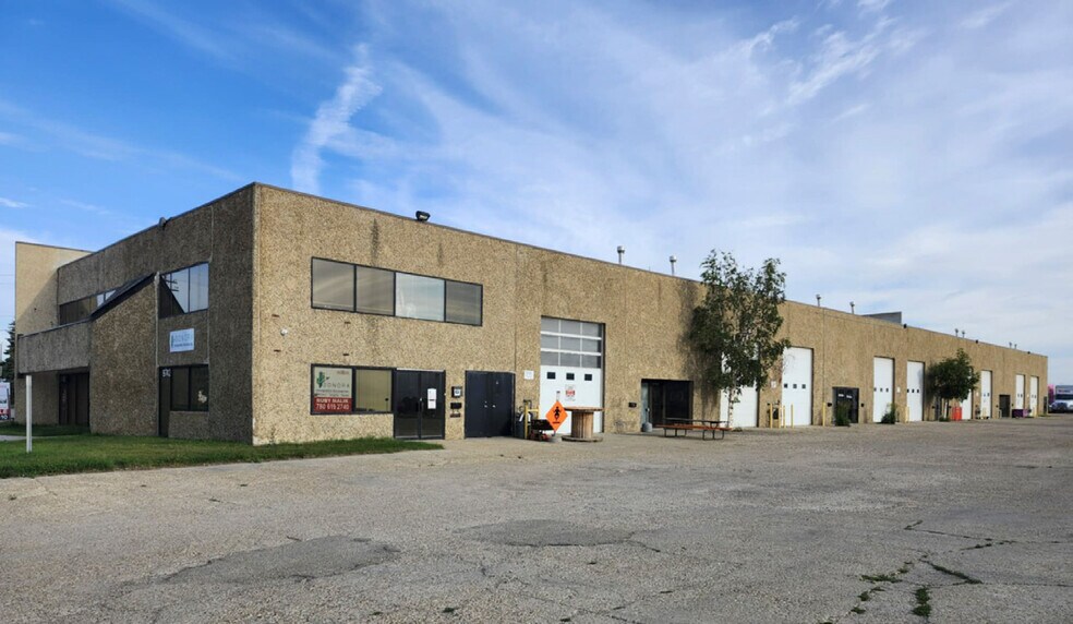 9742-9774 54 Ave NW, Edmonton, AB à louer - Photo de l’immeuble – Image 1 sur 25