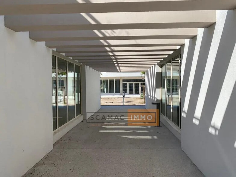 Local commercial dans Hyères à louer - Hall d’entrée – Image 1 sur 5