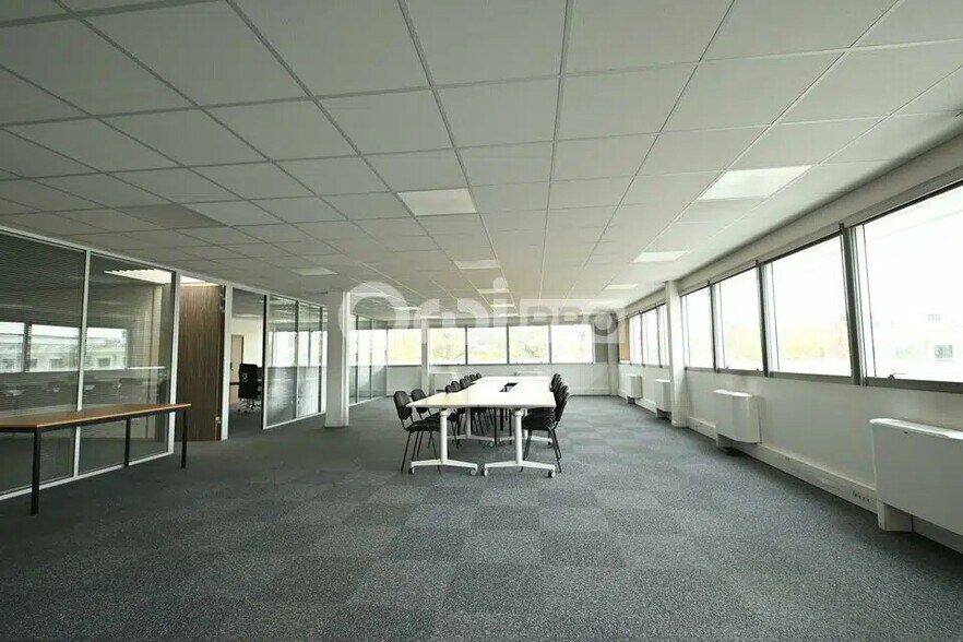 Bureau dans Bron à louer - Photo de l’immeuble – Image 1 sur 7