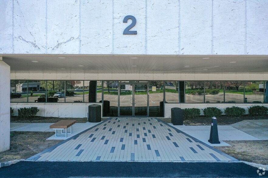 2 Park Way, Upper Saddle River, NJ à louer - Photo de l’immeuble – Image 2 sur 5