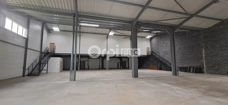 Local d’activités dans Pau à louer - Photo de l’immeuble – Image 1 sur 12