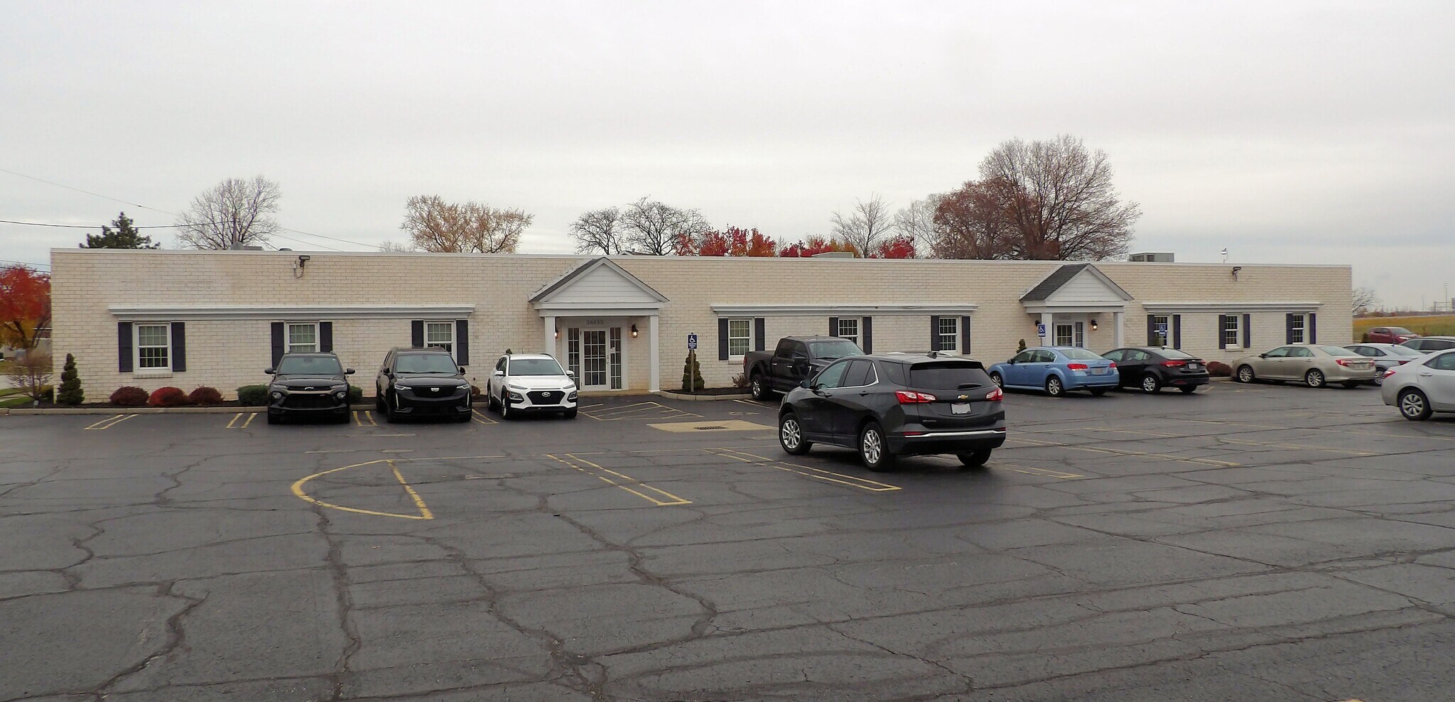 36615 Vine St, Willoughby, OH à louer Photo de l’immeuble– Image 1 sur 18
