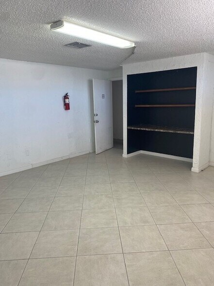 5800 Houchin St, Naples, FL à louer - Photo de l’immeuble – Image 1 sur 8