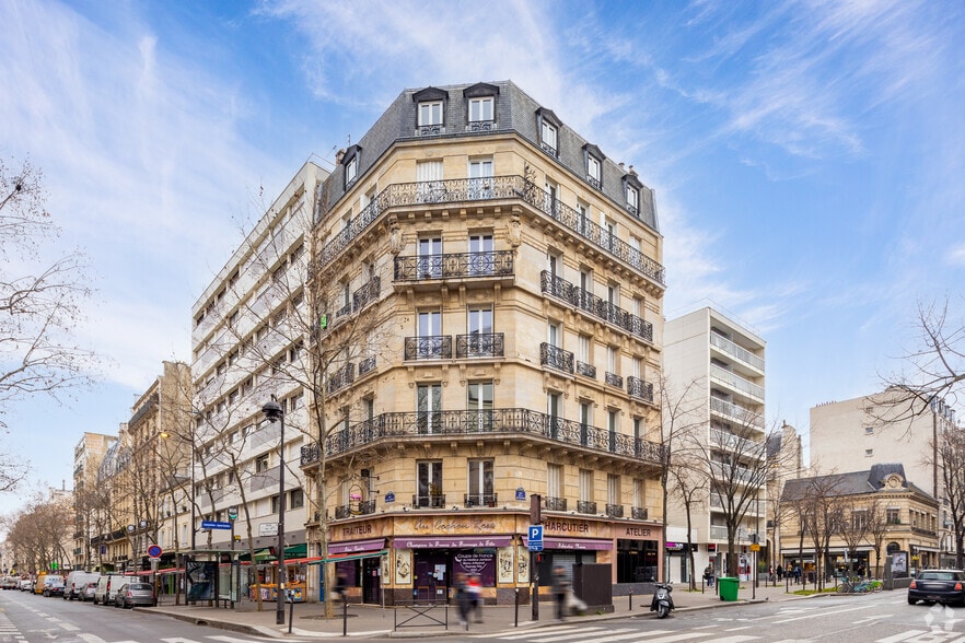 Immeuble residentiel dans Paris à vendre - Photo principale – Image 1 sur 4