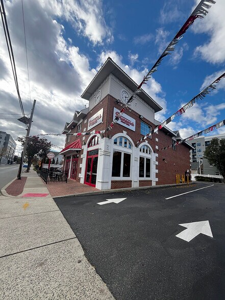 215 Roosevelt Ave, Carteret, NJ à louer - Photo de l’immeuble – Image 1 sur 11