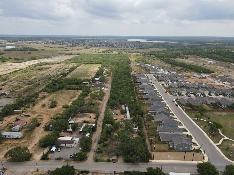 880 E Chavaneaux Rd, San Antonio, TX à vendre - Photo de l’immeuble – Image 2 sur 5