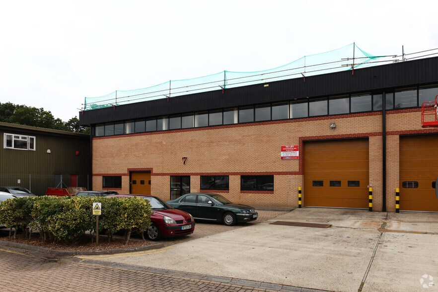 Newton Rd, Crawley à louer - Photo de l’immeuble – Image 2 sur 4